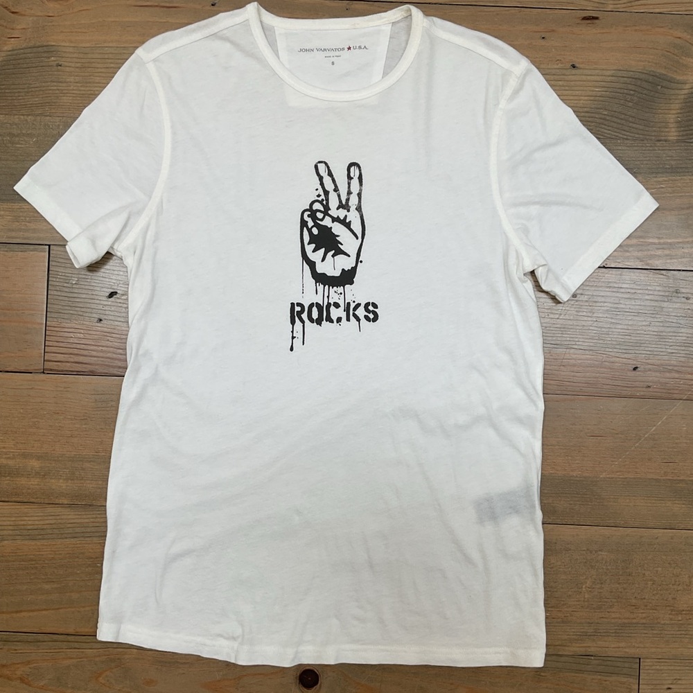 JOHN VARTOS ✌️ROCKS T-SHIRT